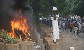Betogers in Sudan maak amok oor ‘n rolprent wat die spot dryf met die profeet Mohammed. Foto: AFP