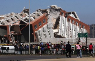Die skade aan 'n gebou in Concepcion, Chile ná die aardbewing van 8.8 op 27 Februarie 2010 Foto: boston.com