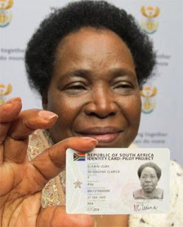 Nkosazana Dlamini-Zuma, voormalige minister van binnelandse sake, toe sy haar ID-kaart in 2012 aan joernaliste getoon het. Foto: listrends.blogspot.com