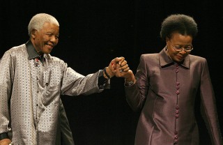 Mandela en Graça Machel in Julie 2007 Foto: Werner Beukes/SAPA