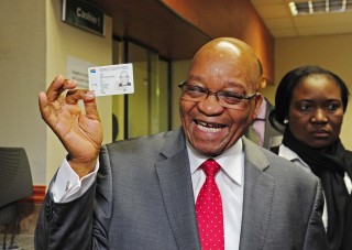 'n Destydse foto toe president Jacob Zuma sy slim ID gekry het. Foto: Siyabulela Duda/GCIS