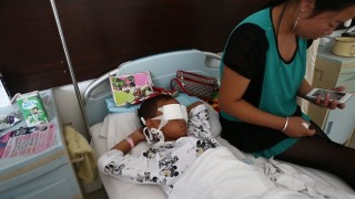 Die seuntjie sterk aan in die hospitaal. Foto: news.com.au