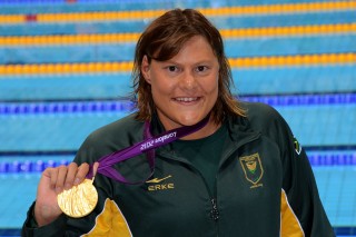 Du Toit met een van haar goue medaljes wat sy tydens die 2012 Paralimpiese Spele gewen het. Foto: Wessel Oosthuizen/SAPA