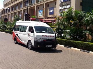 'n Ambulans staan voor die Westgate-winkelsentrum in Nairobi. Foto: @KenyanRedCross/Twitter