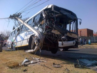 ŉ Busbestuurder is dood en 10 mense is beseer nadat ŉ bus en ŉ minibus-taxi Dinsdagoggend mekaar reg van voor in Johannesburg getref het. Foto: ER24