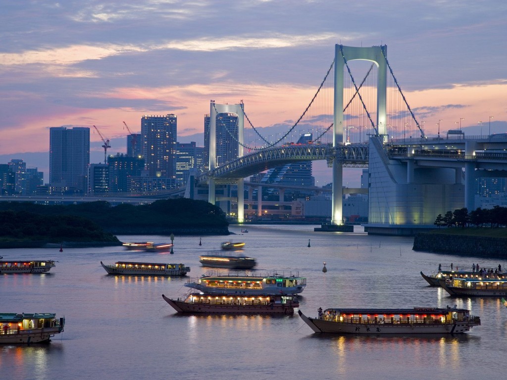 Die reënboogbrug in Tokyo tussen Shibaura Pier en die Odaiba-waterfront.