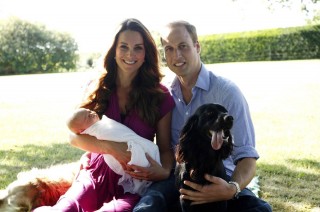 William, Kate en hul babaseuntjie, prins George. Kate se pa, Michael Middleton, het die foto geneem.  (September 2013)