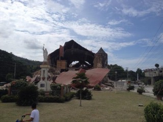 Die voorkant van die Loboc-kerk. Foto: @tokyodrastic / Twitter
