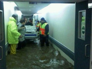 Die Vergelegen Medi-Clinic in Somerset-Wes is ontruim weens vloedwater. Foto: @adriaanhlouw/Twitter