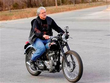Donald DeVault ry op sy motorfiets rond