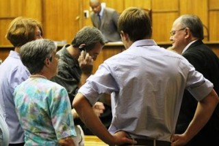 Die beskuldigde in die hof saam met sy prokureur tydens 'n vorige verskyning. Foto: Lani Fouché / Central Media Group