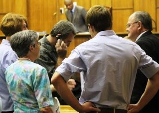 Die beskuldigde in die hof saam met sy prokureur tydens 'n vorige verskyning. Foto: Lani Fouché / Central Media Group