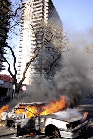 'n Motor brand voor die Schubartpark-woonstelkompleks nadat ontstoke inwoners 'n betoging gehou het. Foto: Giordano Stolley/SAPA