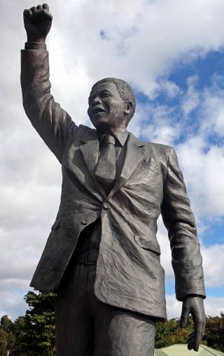 'n Standbeeld van oudpresident Nelson Mandela in die Paarl. Foto: Nardus Engelbrecht/SAPA