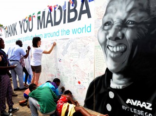 Roubeklaers buite oud-pres. Nelson Mandela se huis. 