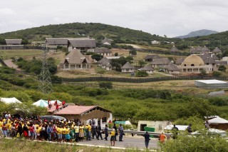 Die huis wat die EFF vir Hlongwane gebou het. In die agtergrond is president Jacob Zuma se Nkandla-woning. Foto: Giordano Stolley/SAPA