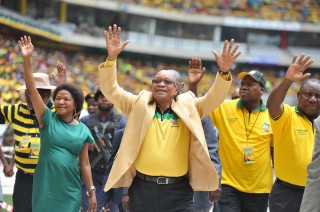 Zuma verwelkom ANc-ondersteuners by die party se bekendstelling van sy manifes. Foto: SAPA