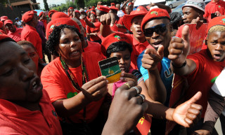 Malema-ondersteuners buite die hof. Foto: Werner Beukes/SAPA