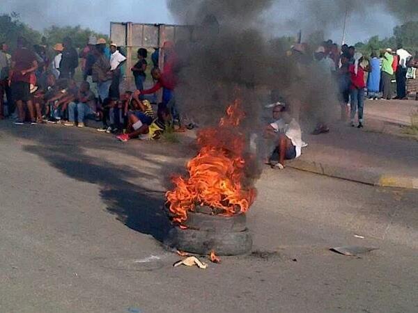 Betogers in Mothutlung naby Brits het glo die pad met brandende bande versper Foto: @bemol79/Twitter