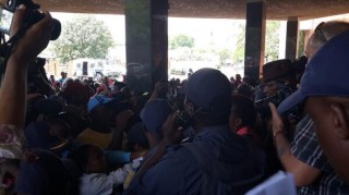 Betogers oorhandig hul memorandum aan die nuwe burgemeester. Foto: Valeska Abreu / Pretoria News / Twitter