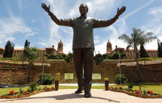 Mandela se standbeeld voor die Uniegebou in Pretoria