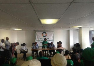 Mamphele Ramphele spreek die leiers van Agang SA toe Foto: @agangsa, Twitter