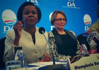 Ramphele en Zille tydens Dinsdag se aankondiging dat Ramphele die DA se presidensiële kandidaat is vir die verkiesing. Foto: ARod Macleod/Twitter