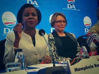 Ramphele en Zille tydens Dinsdag se aankondiging dat Ramphele die DA se presidensiële kandidaat is vir die verkiesing. Foto: ARod Macleod/Twitter