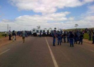 Die polisie maak gereed vir die betogers van Zithobeni. Foto: Twitter