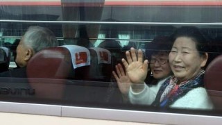 Opgewonde Suid-Koreane vertrek per bus na Noord-Korea om familie te besoek. Foto: Epa