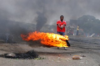'n Betoger van Sebokeng, suid van Johannesburg, Woensdagmiddag. Foto: SAPA 