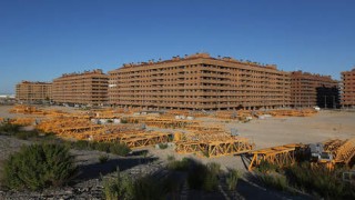 'n Woonstelkompleks in Spanje wat 30 000 mense kan huisves - maar nog leeg staan. 