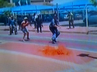 Vermeende ANC-ondersteuners gooi 'n petrolbom na die polisie. Foto: Dave Bryant @davebryantct / Twitter