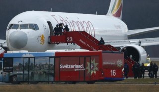 Die gekaapte vliegtuig nadat dit in Switserland geland het Foto: emirates247.com