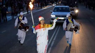 Die vlam van die Olimpiese Winterspele word deur Sachalin gedra, onderweg na die spele in Sotsji.