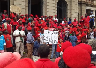 EFF-ondersteuners voor die hooggeregshof in Pretoria. Foto: SAPA