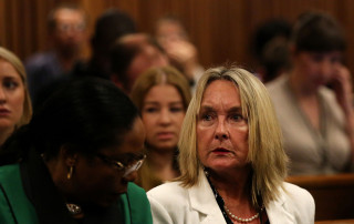 June Steenkamp, Reeva se ma, reageer op misdaadfoto's in die hof. Dit is die tweede keer dat sy die hofverrigtinge bywoon Foto: Siphiwe Sibeko/Reuters/Pool (SAPA)