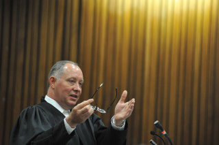 Kenny Oldwage, vir Pistorius, op 24 Maart 2014 in die hof Foto: Ihsaan Haffejee/Pool (SAPA)