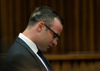 Pistorius huil in die hof terwyl daar getuig word oor boodskappe wat tussen hom en Steenkamp gestuur is. Foto: Chris Collingridge/TheStar/Pool/SAPA