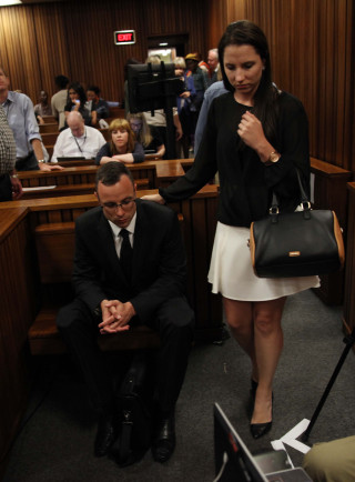 Aimee Pistorius troos haar broer op 25 Maart 2014 in die hof Foto: Esa Alexander/Times Media Group/Pool (SAPA)