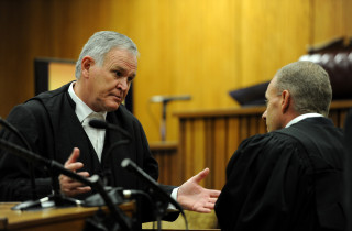 Barry Roux, vir Oscar Pistorius gesels met staatsaanklaer Gerrie Nel in die hof Foto: Werner Beukes/SAPA/Pool