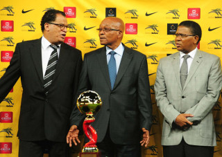 President Jacob Zuma saam met Mbalula (regs) en Danny Jordaan, president van SAFA. Foto: GCIS