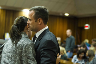 Oscar Pistorius en sy suster Aimee 7 Maart in die hof. Foto: SAPA