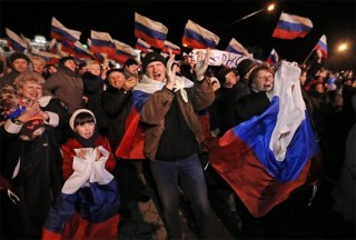 Etniese Russe vier fees na die voorlopige uitslae van die referendum. EPA