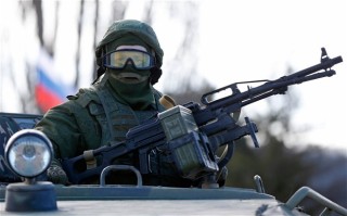 ‘n Russiese soldaat in die Krim-skiereiland gereed. Foto: Reuter
