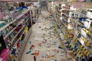 Voorraad het van rakke afgeskud tydens Vrydag se aardbewing Foto: NY Daily News