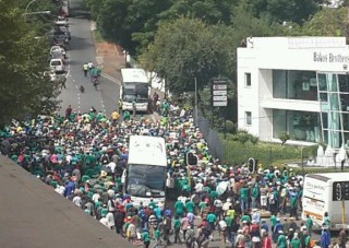 Die eerste golf betogers op die hoek van Jan Smuts- en Bompassrylaan Foto: @goonybabe, Twitter