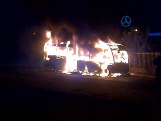 Die brandende bus in  Montaguerylaan, Montague Gardens net buite die Total-vulstasie. Foto: Western Cape Traffic Updater, Facebook 
