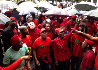 EFF-lede buite die hof verlede week. Foto: SAPA