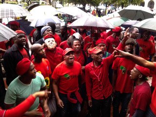 EFF-lede buite die hof Foto: SAPA